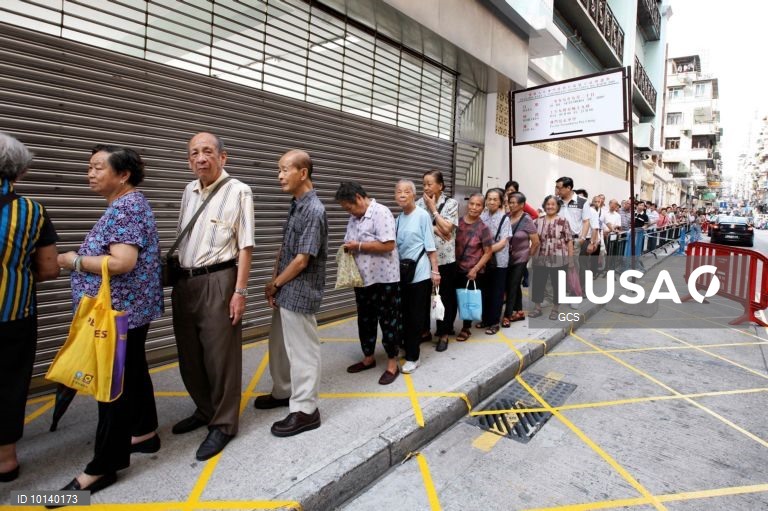 Residentes fogem ao calor para votar nas elei??es para o parlamento de Macau