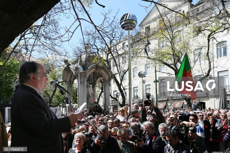 25 Abril: Cavaco centra aten??es na AR, Vasco Louren?o junta milhares no Carmo