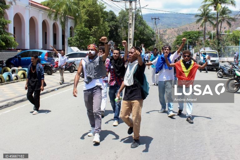 Polícia responde com gás lacrimogéneo a manifestantes que queimam pneus e atiram pedras em Díli