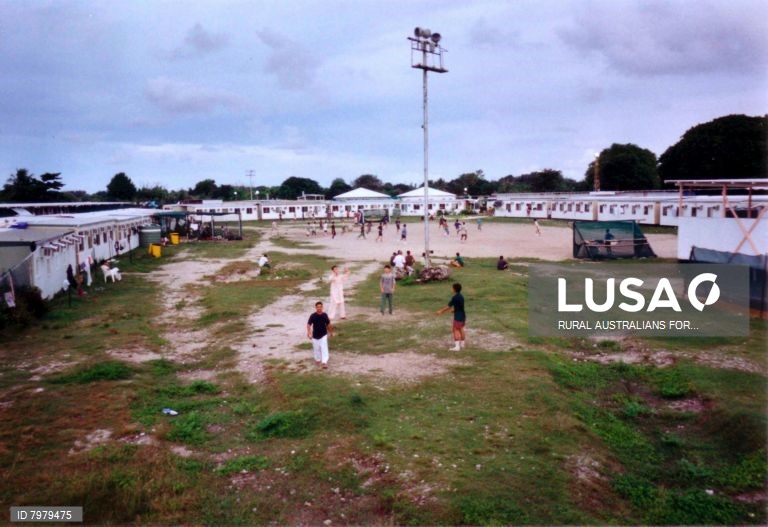 Austrália paga 1,5 mil milh?es de euros para enviar migrantes para Nauru