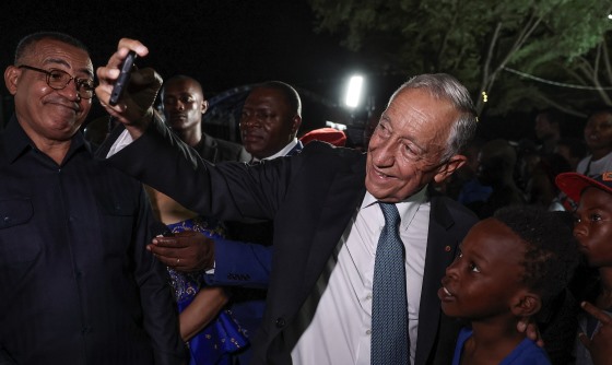 Marcelo juntou-se à festa da independência em S?o Tomé durante a noite